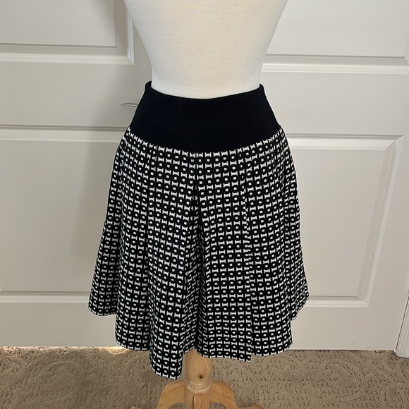 St. John Sport Pleated Cotton and Silk Skirt. Size 4. Black and white - Picture 1 of 6